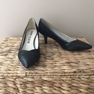 Anne Klein black 2.5 inch heels size 9
